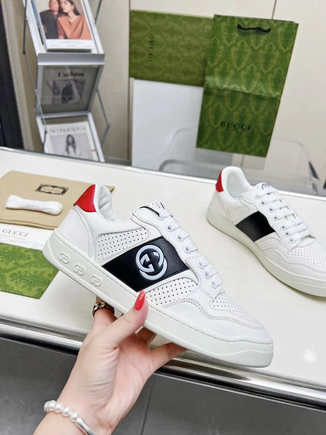 P620 💞💞Gucci G Home’s latest popular sports shoes, couple’s style, casual, retro white shoes 🌸🌸🌸 New popular series. The exquisite and compact interlocking double G logo romantically interprets the aesthetic concept of this series. Made of off-white leather, retro inspiration is cleverly blended into the sneaker design to reinterpret the brand logo. Exquisitely packaged at the delivery counter 🛍📦 ▪️Fabric: Original custom-made imported first-layer cowhide leather ▪️Lining: Original custom-made imported cowhide lining ▪️Outsole: Original molded two-color TPU outsole ▪️Size: Women's 35-40 / Men's 39-45